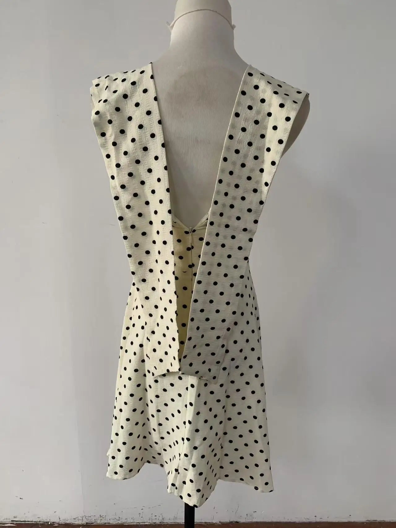 French Halterneck Polka Dot Sling Fluffy Dress Women Lace Up Collarbone Sleeveless Sweet Gentle Slim Summer Chic Lady Spicy Wear